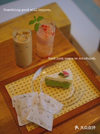 被鲜花包围的玻璃小屋韩风咖啡店️