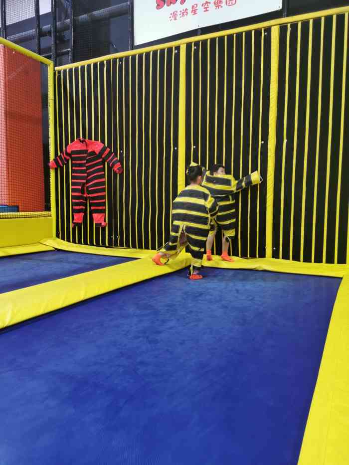 漫游星空蹦床馆-"还是很不错的,我们大概蹦了三个小时,蹦到.