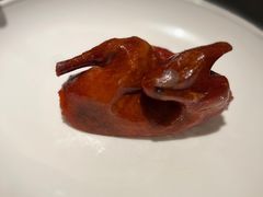 玻璃脆皮香茅石歧乳鸽-炳胜私厨(万象前海店)