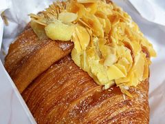 桃仁脆可颂-HOT CRUSH趁热集合·现烤面包(环球港店)