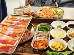 -围炉肉舍•炭烤活鳗•丹东海鲜烤肉(步行街店)