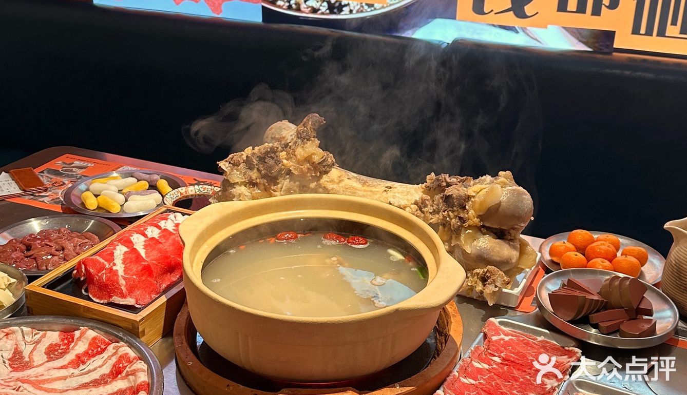 用牛骨几小时熬出来的高汤锅底好鲜美 牛大骨