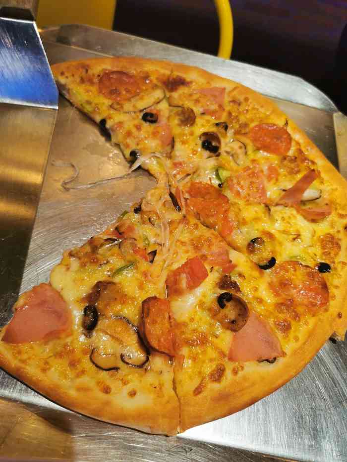 乌巢比萨(北京西站店)-"鸟巢披萨的代表作就是垃圾桶披萨,门口右侧.