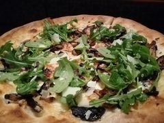 香烤菌菇比萨配芝麻叶-WOLFGANG PUCK KITCHEN & BAR(迪士尼小镇店)