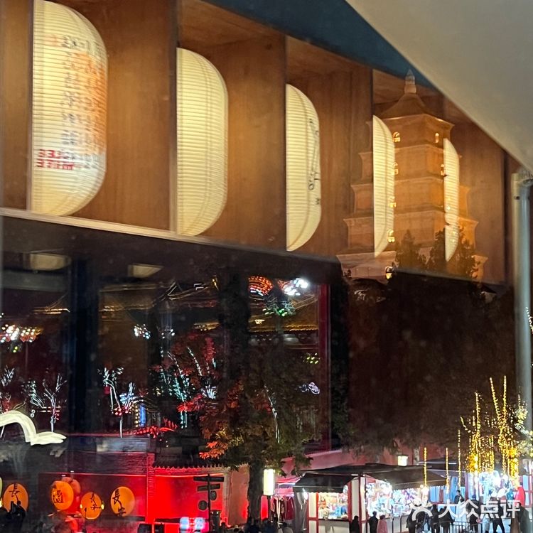 西安大唐不夜城最佳观景位竟然藏在陕菜烧烤店！