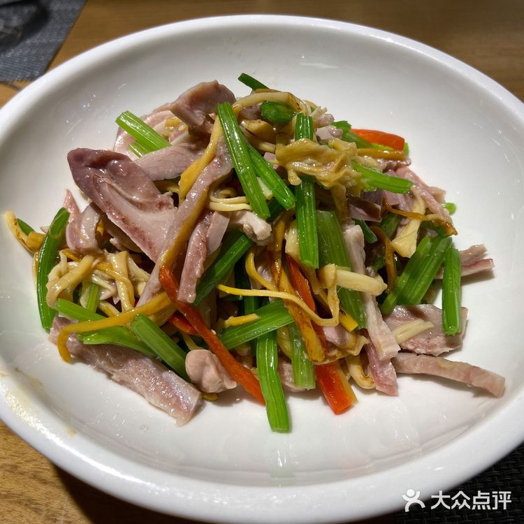 环境也很温馨干净，是暖色调。「私厨秘椒骨」热热的饼皮