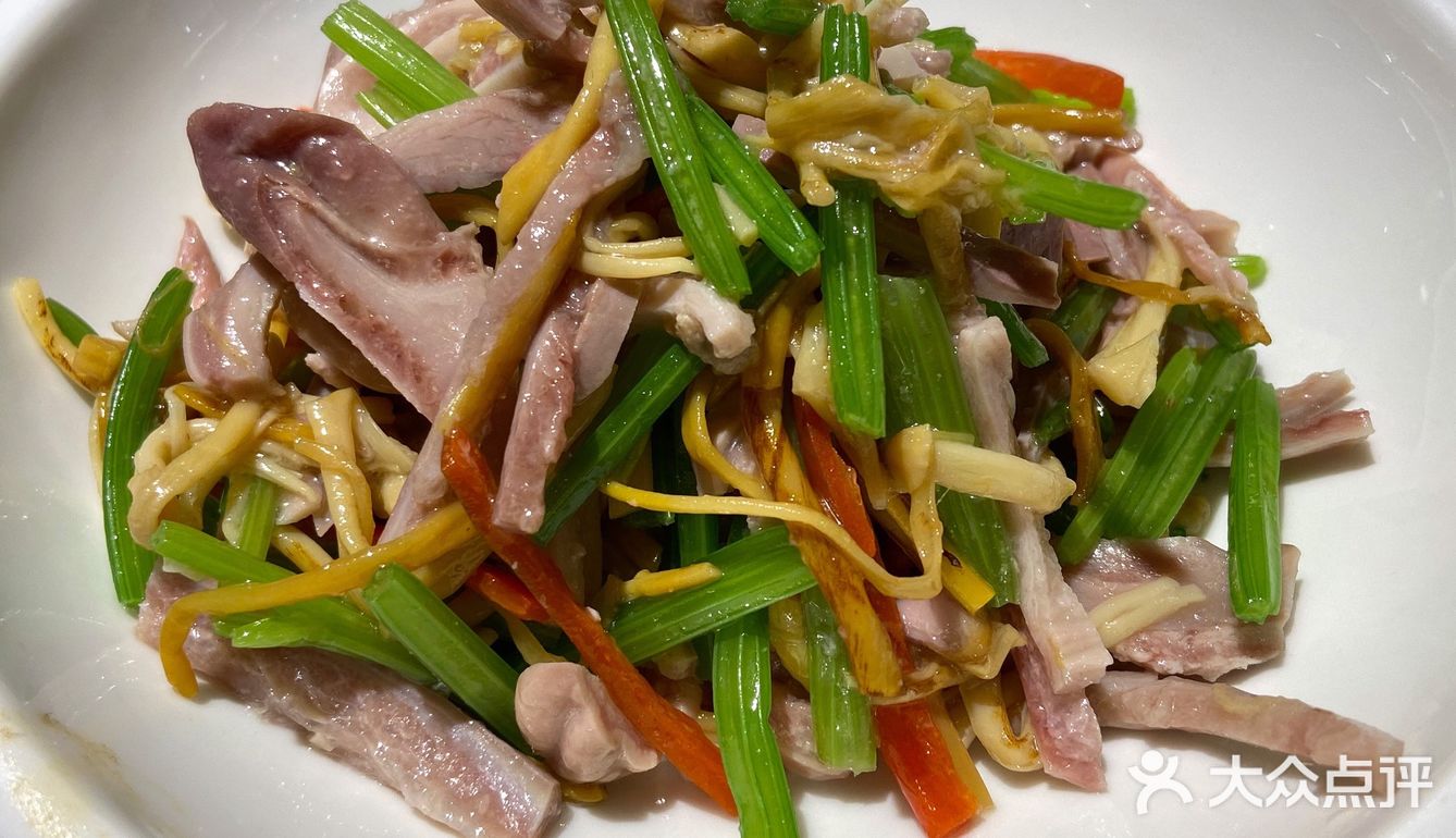 环境也很温馨干净,是暖色调。「私厨秘椒骨」热热的饼皮
