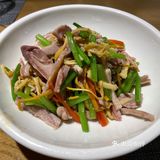 环境也很温馨干净,是暖色调。「私厨秘椒骨」热热的饼皮