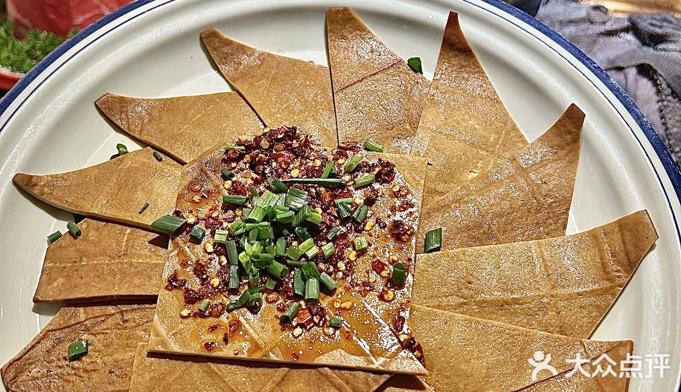 姐妹聚餐好去处，这家店圣诞氛围已拉满❗