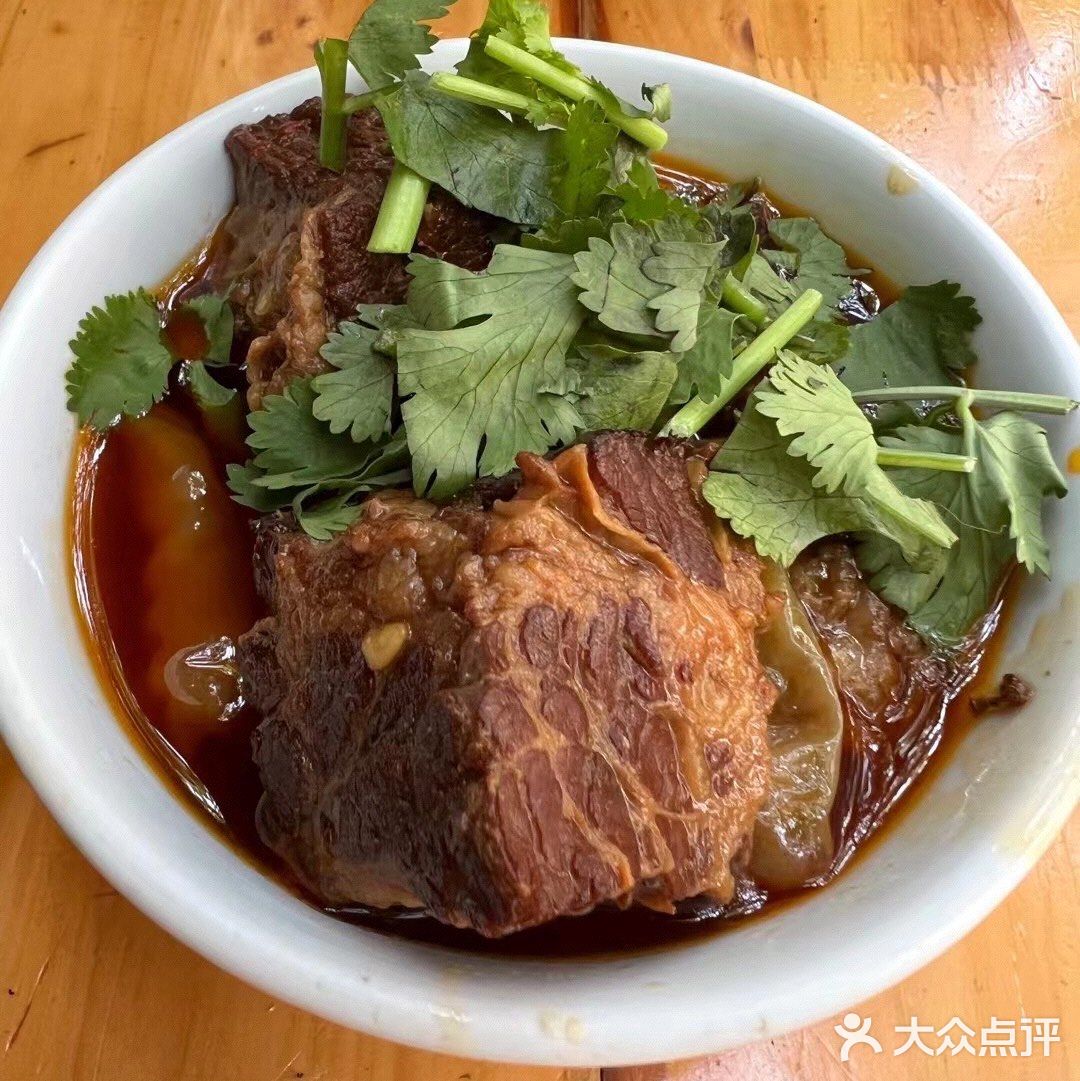 隐藏在舞蹈学院门口的牛肉面