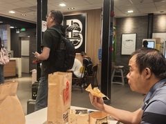 -麦当劳(上海虹桥站30B检票口楼上)