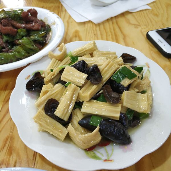 铁皮棚棚饭店家常菜