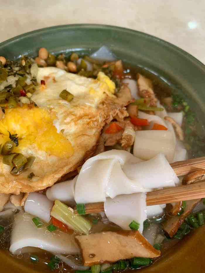 今儿长沙终于天气好了又能骑着小电动出门寻觅好吃的粉店