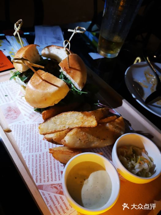 commune(十亩地店)黑松露菌菇牛肉汉堡图片