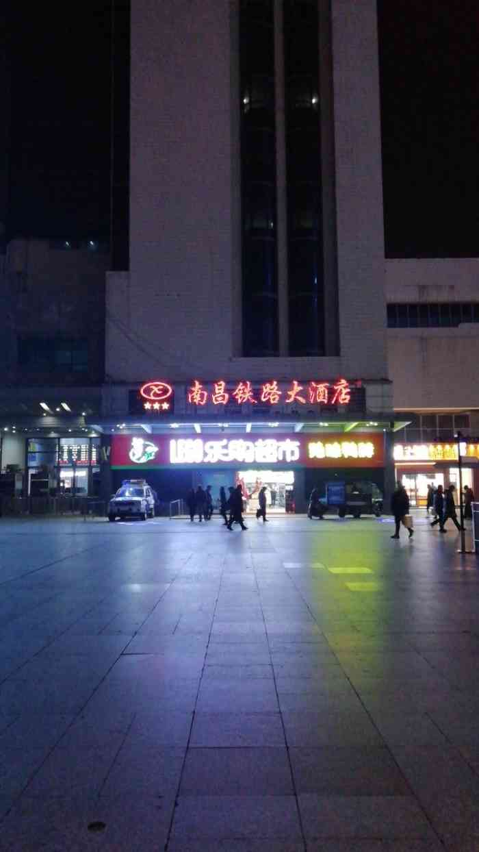 南昌火车站-"火车站又搞大型活动了,面子工程还是要有的.
