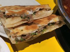 饼夹肉-老红桥炸灌肠牛肚锅烧烤(定福庄店)