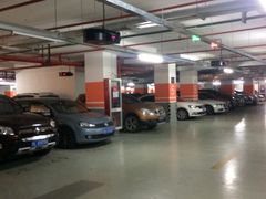 -绿地缤纷城-停车场