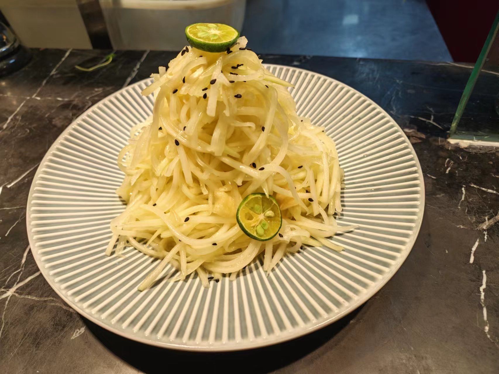 这家店的芥末木瓜丝真的是太好吃了!它们的