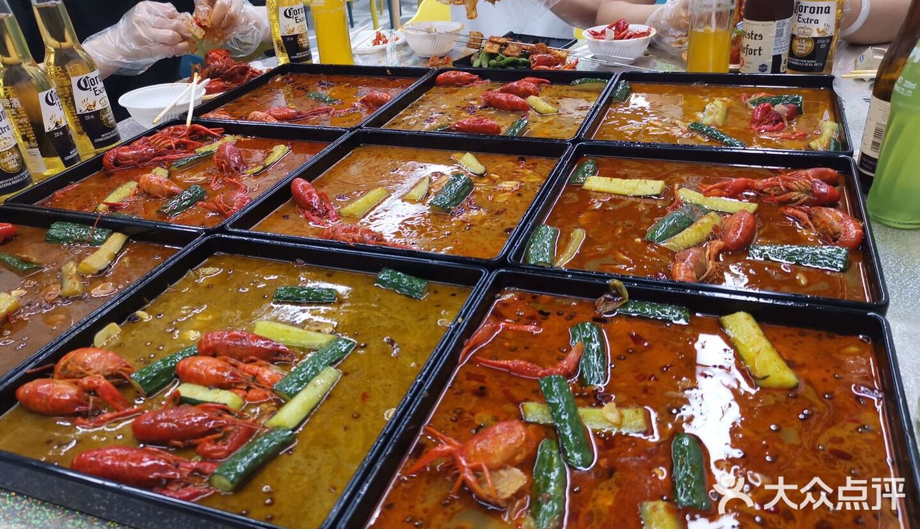 前些天请朋友吃饭，买了了两盒龙虾