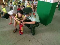 消防官兵手把手教孩子们使用灭火器-春苗幼儿园(青年路)