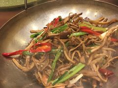 干锅茶树菇-川流不息·地道川菜·小龙虾(新松江路店)