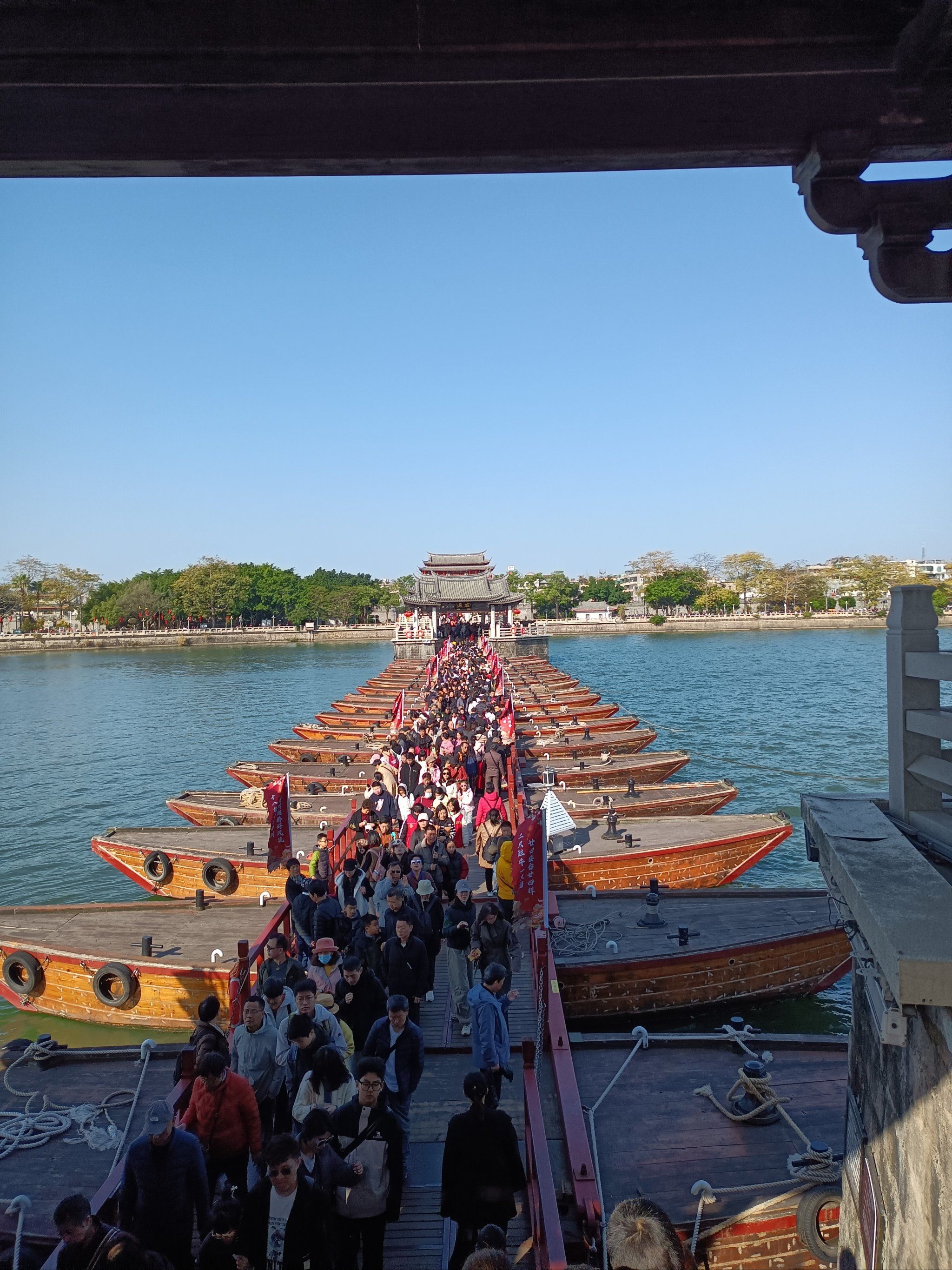 初见广济桥,它就像一位从历史深处走来的智者,沉稳