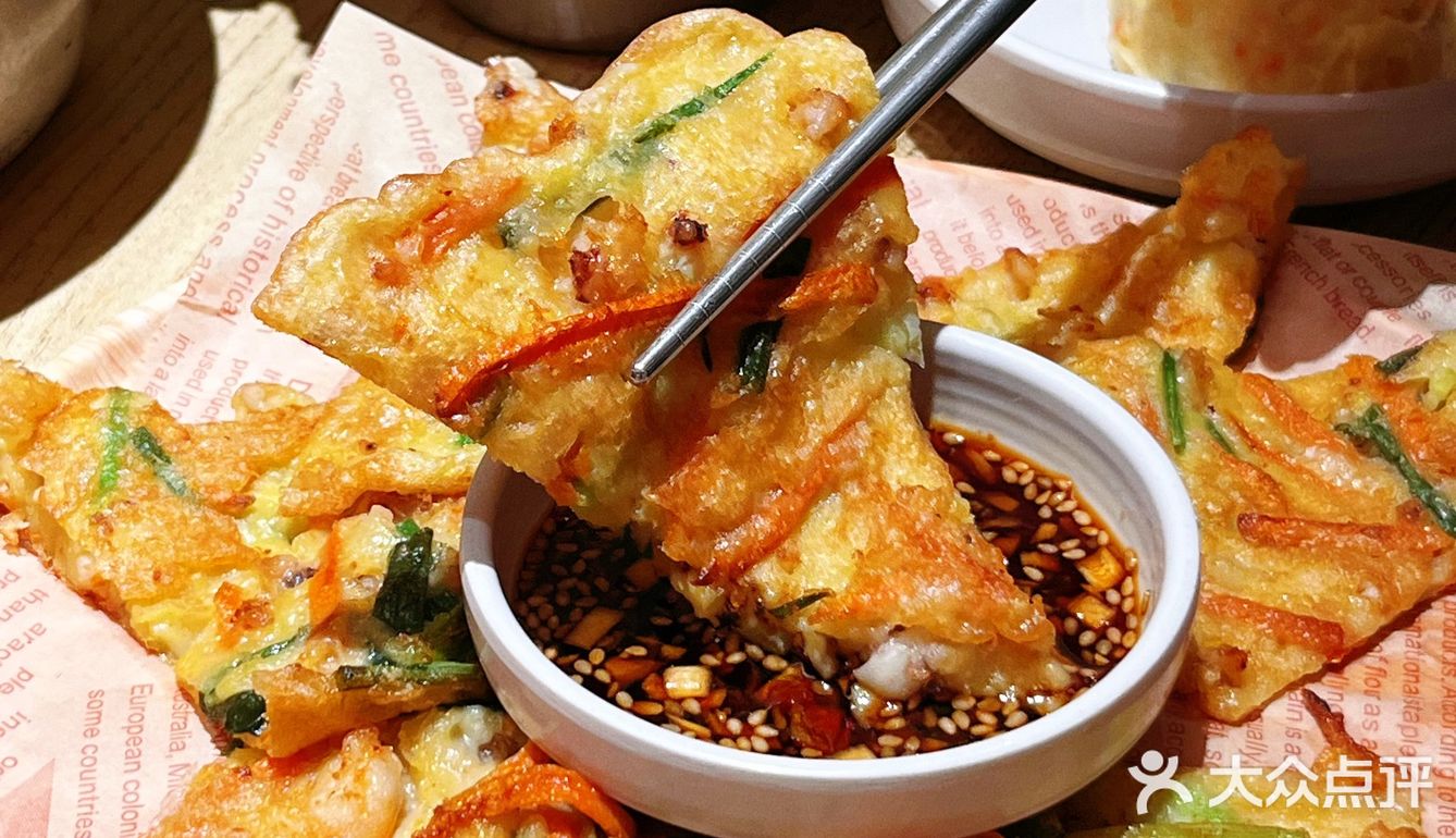 滋滋冒油的烤鳗鱼把隔壁小孩馋哭了 