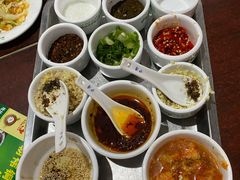 制作沾水的调料-朝伟清真铜瓢牛肉馆(三十年老·店)