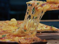 手握鲜虾披萨-尚SHANG泰国菜(中山大道店)