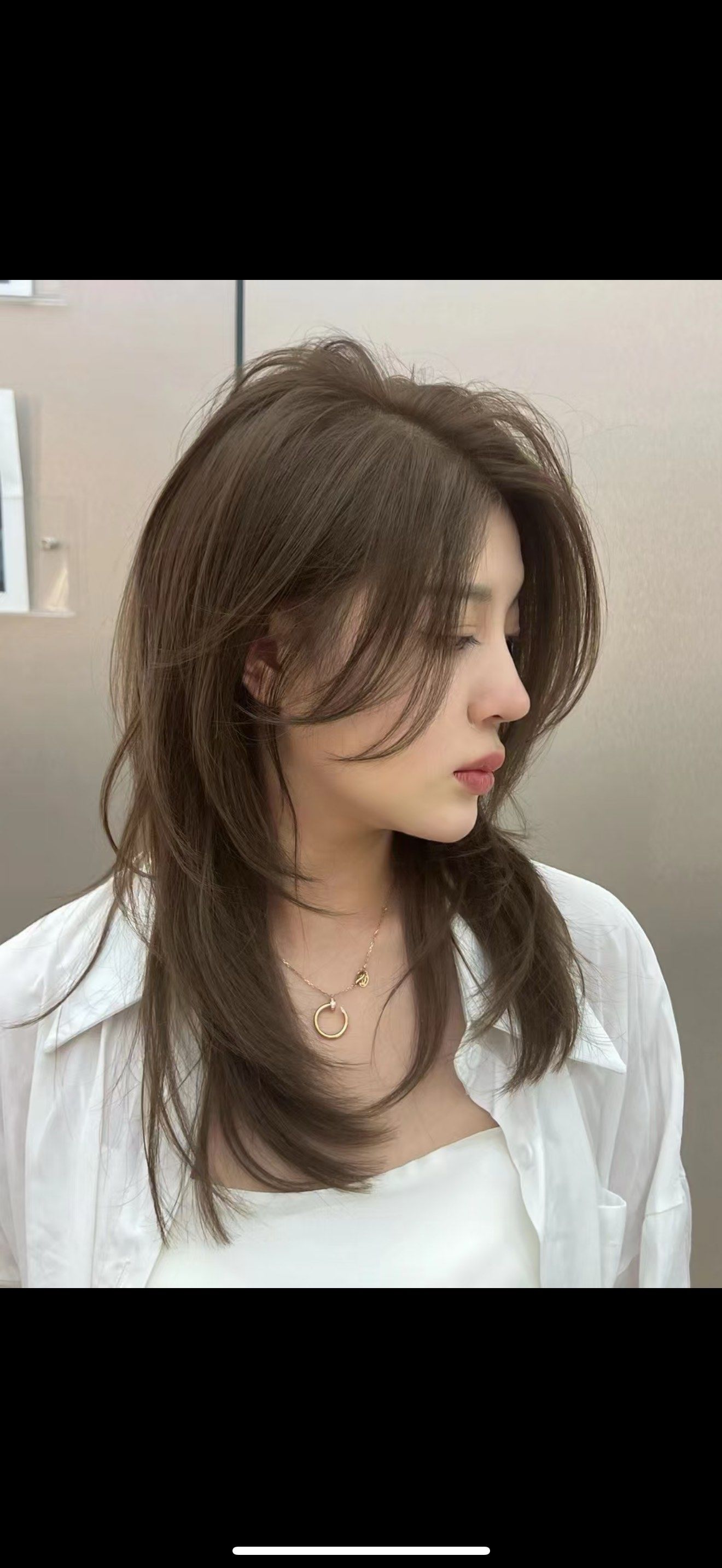 比如齐肩内扣发,直发时干练冷艳,发尾微扣显甜美俏皮;还有双麻花辫