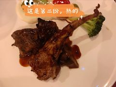 碳烤菲力牛排配香煎海鲈鱼-WOLFGANG PUCK KITCHEN & BAR(迪士尼小镇店)