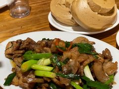 红糖馒头配秘制回锅肉-凯华海鲜火锅·传承三十六年