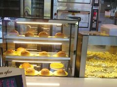 面包甜点陈列柜-椰小咖(亚龙湾东榕美食广场店)