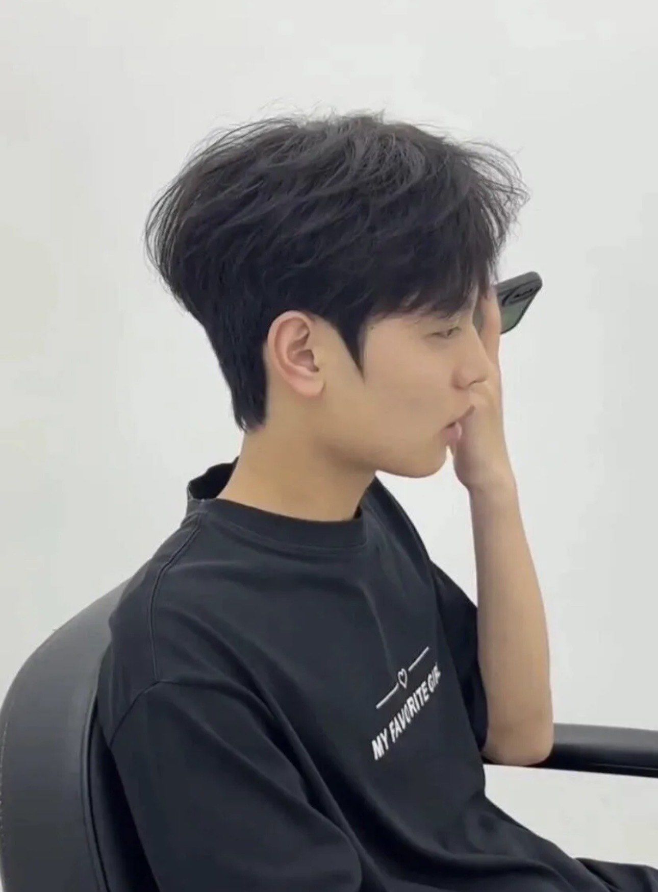 男生清新发型:微分碎 盖氛围感烫发