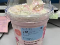 樱花白巧瑞纳冰-瑞幸咖啡(新兴广场店)