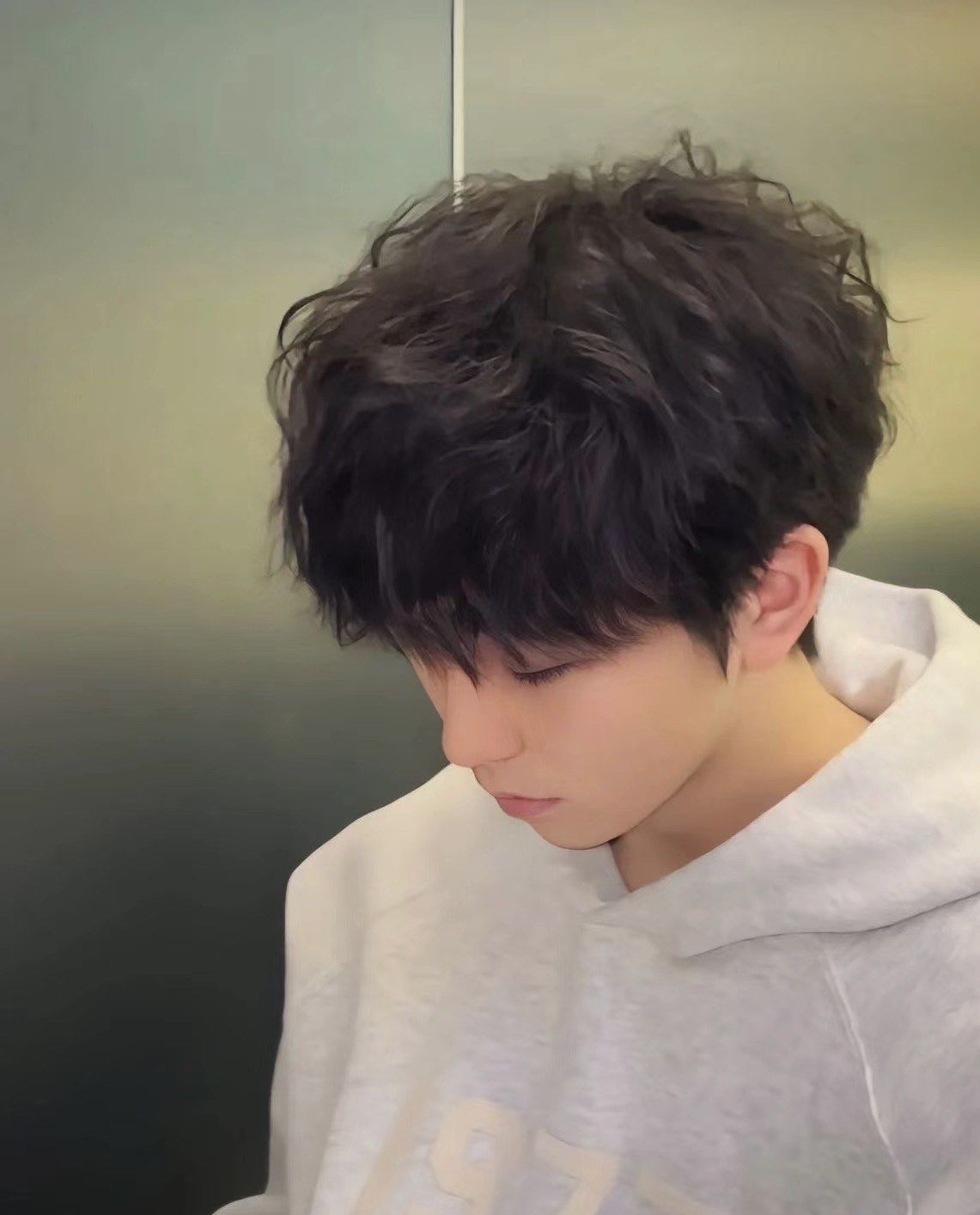 n氛围感真的很在线的束状纹理卷发,360度无死角好看,后脑勺的设计让