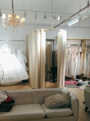 -月月婚纱礼服仓储店(王府井店)
