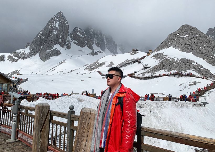 一位中年爱好旅游大叔