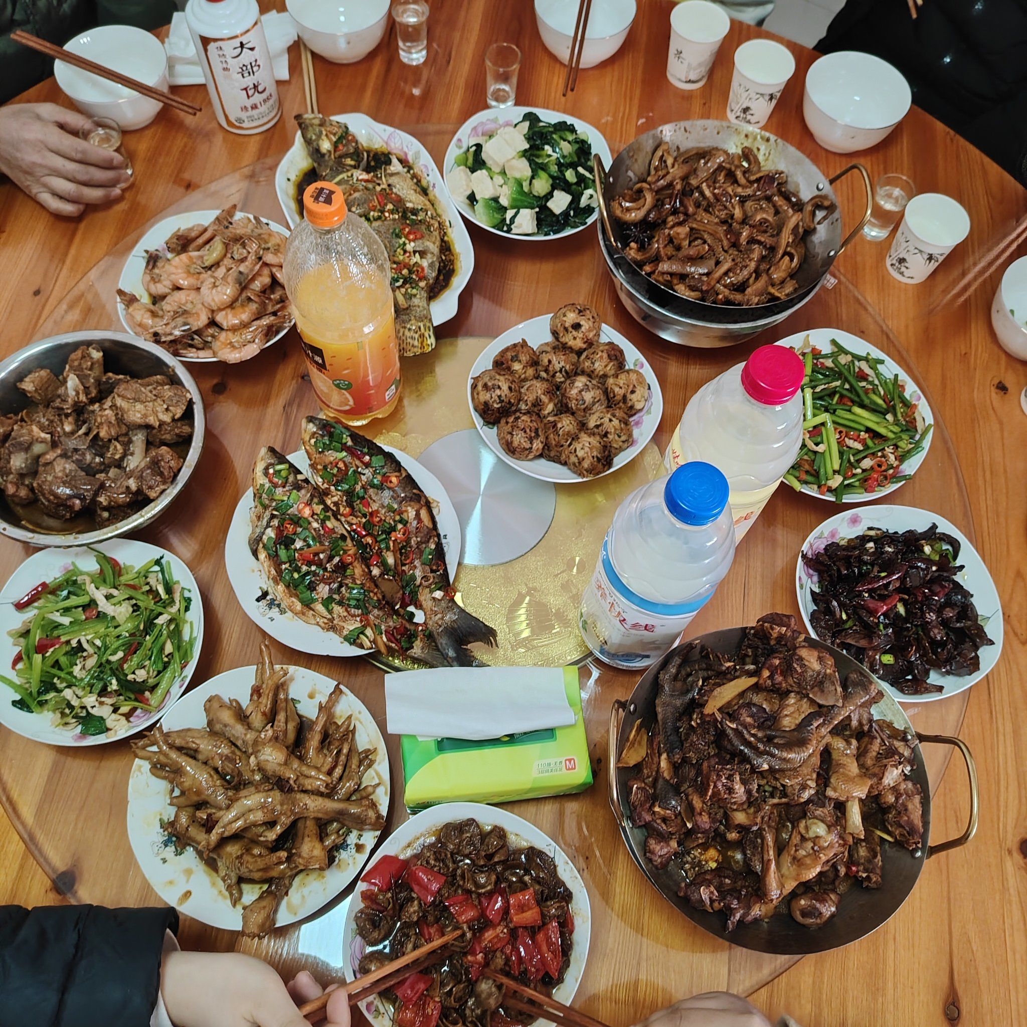 大家聚餐其乐融融