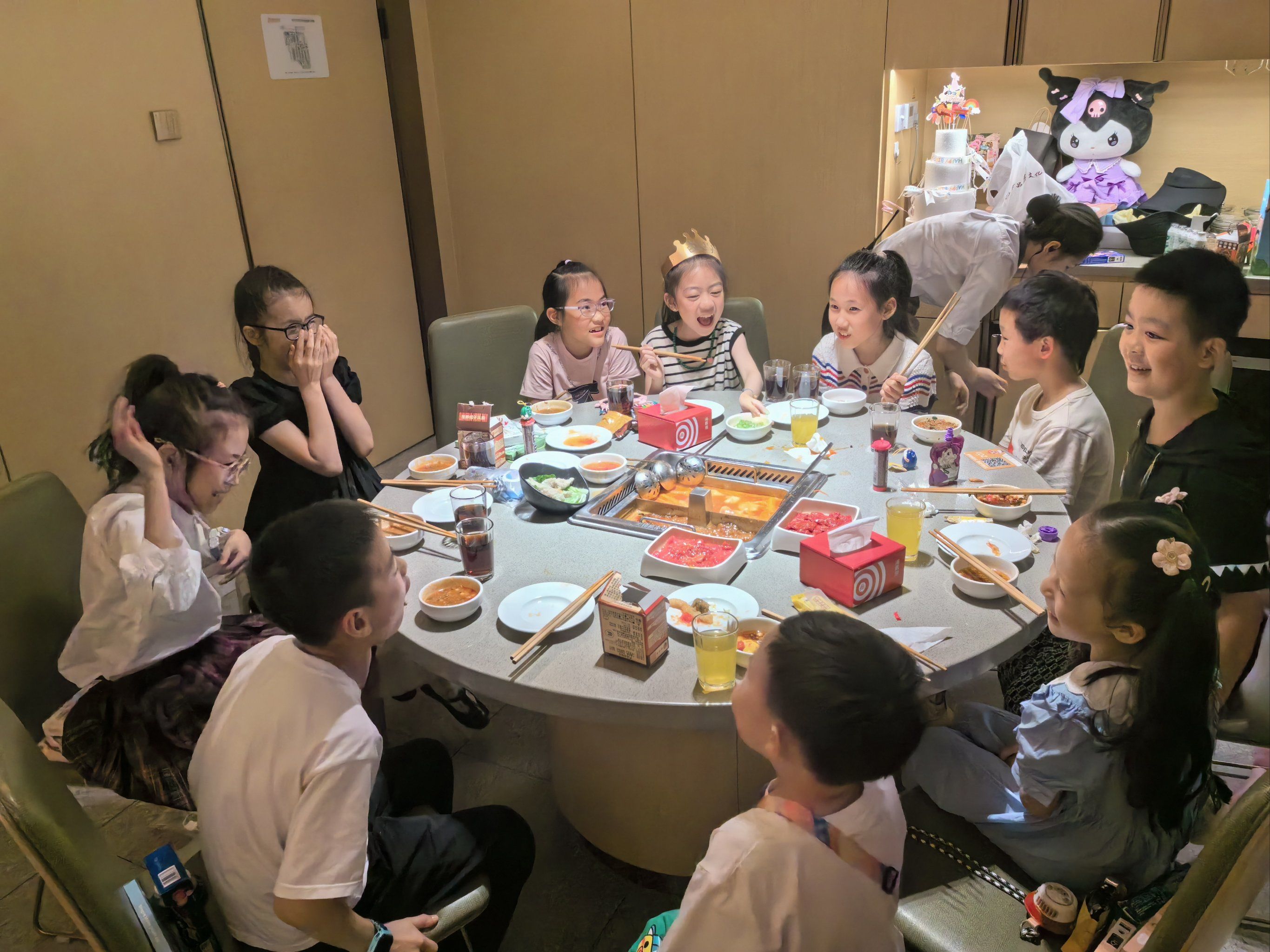 海底捞
工作人员热心的帮我预留了包间
布置了生日气球9494