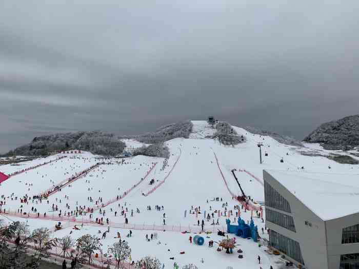 恩施绿葱坡滑雪场-"交通:巴东火车站有直达滑雪场大巴30元.