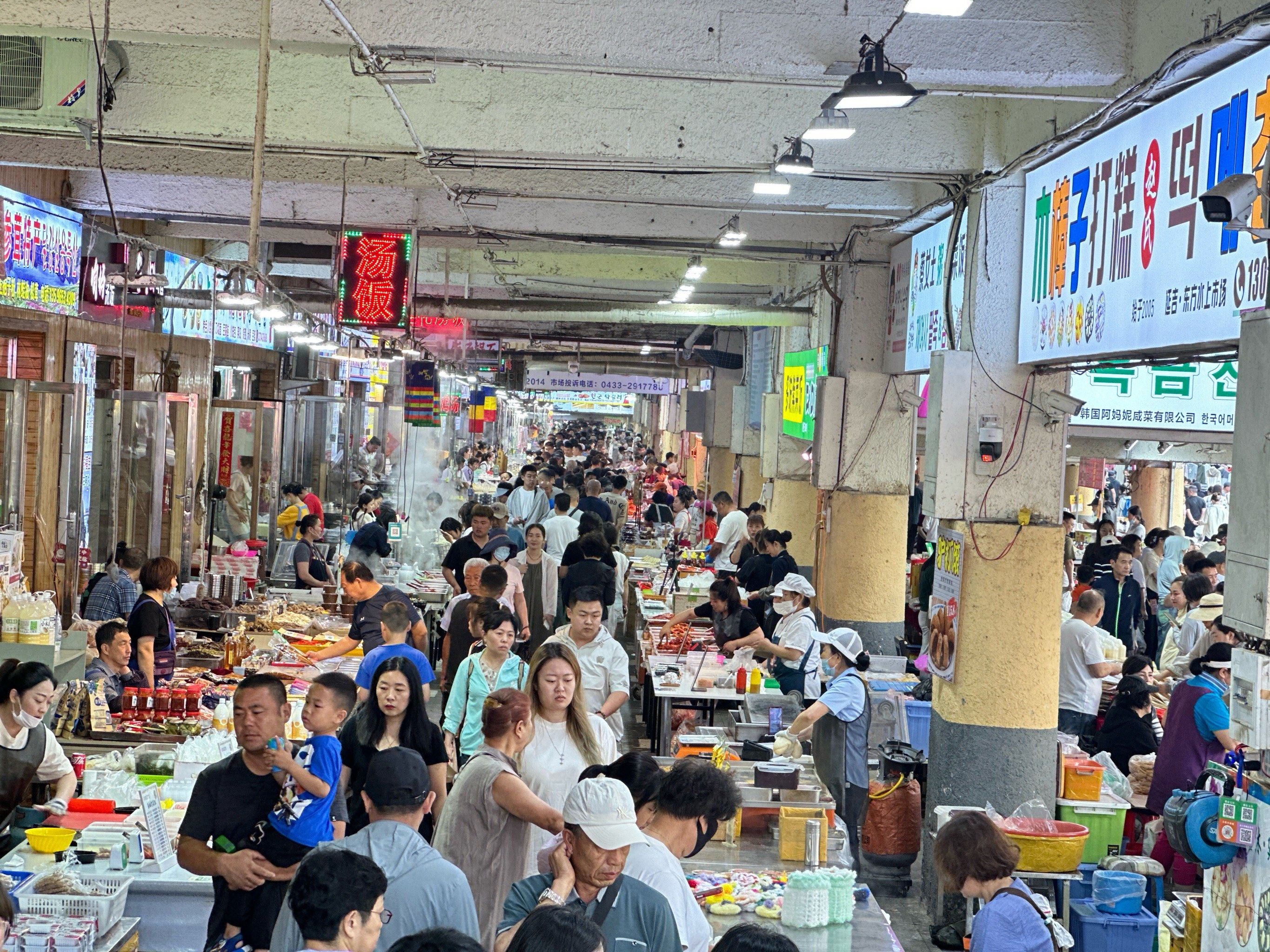 城中村门口等客的生活写照：被忽视的市井烟火与流动中国的缩影