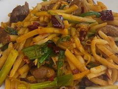 酸笋炒肥肠-红鼻子桂林米粉(金唐新光界店)
