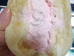 玫瑰荔枝冰面包-欢牛蛋糕屋(萧山万象汇店)