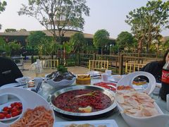 -茅草房·河畔园林火锅