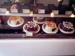 橱窗内-黑森林饼皇(石龙路总店)
