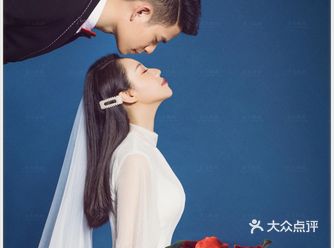 不需要多余的装饰 优雅简洁中有气质美感 室内婚纱照主要以凸显