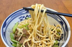 Sizzling Stir-Fried Yellow Beef Noodle Topping
