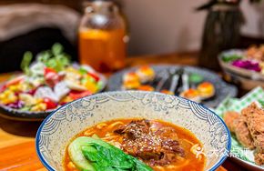 Red Stewed Tomato Curry Pork Collar Ramen