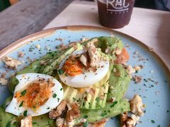 牛油果煮蛋吐司-RAC BAR(安福路店)